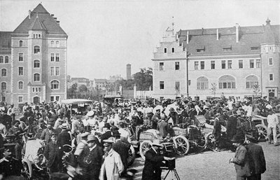 Imagen del viaje en automóvil París-Berlín. Instalación de los coches en el patio del cuartel de Alexander en Berlín de H.Rudolphy